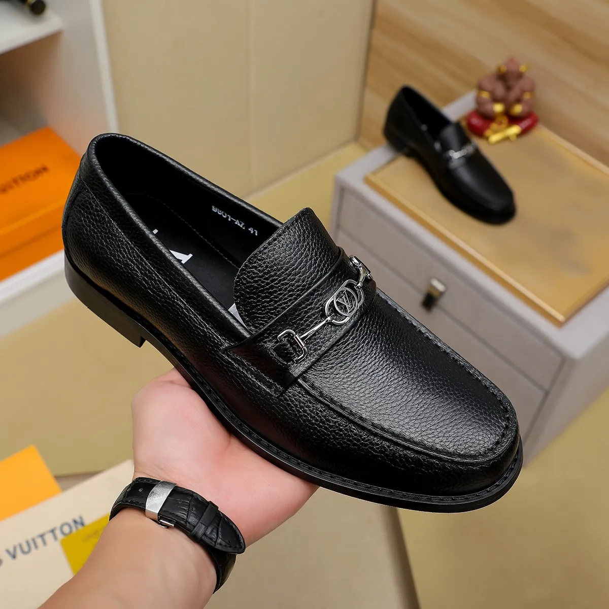 Men's shoes 460 💰 Louis Vuitton LV ® 🆕 model 🔛 full shoe counter, first layer cowhide, 🐂leather lining casual shoes for men, super soft outsole, a must-have for driving. Synchronized with the counter, original first layer cowhide, completely 1:1 mold customization 🌹 top version, color optional! Number: 38-44 (45.46 customized)